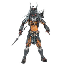 Figurine predator clan leader avec armure noire et orange, yeux rouges lumineux, accents argentés, armée de deux armes