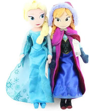 Deux peluches princesses elsa en robe bleue claire et anna en cape violette peluches princesses conte hivernal carnaval