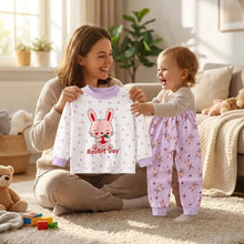 Pyjama enfant lapin blanc à manches longues blanc avec bord violet et motif lapin rose tenant des carottes avec texte rabbit day rouge