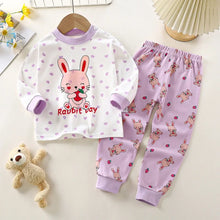 Pyjama enfant lapin blanc et violet à manches longues avec motif lapin rose tenant une fraise et pantalon assorti