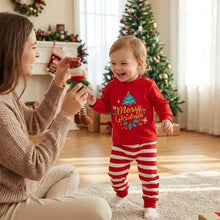 Pyjama de noël enfant rouge avec haut manches longues à motif arbre et pantalon rayé pour fêtes festives