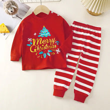 Pyjama de noël enfant rouge avec haut à manches longues décoré d un sapin bleu et texte jaune merry christmas et pantalon rayé