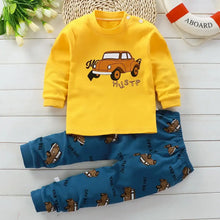 Pyjama enfant manches longues jaune et bleu avec motif voiture orange et pantalon bleu imprimé voitures marron