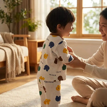 Pyjama enfant motifs animaux en tissu côtelé crème avec imprimés colorés dours pour enfant avec t-shirt et short