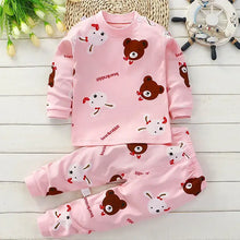 Pyjama enfant manches longues rose avec motif ludique ours et lapins blancs à nœuds rouges