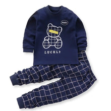 Pyjama enfant ourson bleu marine à manches longues avec motif grille blanche et texte hello lucky sur le haut