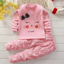 Pyjama enfant chat rose à manches longues avec motifs cœurs blancs et nœud noir à pois sur la poitrine