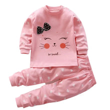Pyjama enfant chat rose à manches longues avec motif chat cartoon et pantalon assorti à cœurs blancs