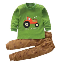Pyjama enfant tracteur vert à manches longues avec haut vert tractor rouge et pantalon marron à imprimés tracteur assortis