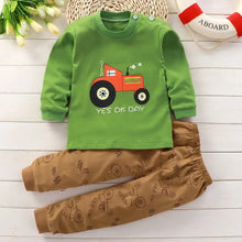 Pyjama enfant tracteur vert à manches longues avec motif tracteur orange et pantalon marron assorti