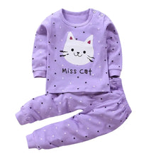 Pyjama enfant chat violet à manches longues avec motif chat blanc et coeurs noirs et blancs sur fond lavande