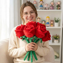 Une rose artificielle géante de 85 cm en tissu doux avec tiges vertes dans un bouquet en peluche rouge vif