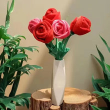 Bouquet de roses artificielles géantes 85cm rouges et roses en tissu dans un vase géométrique blanc élégant