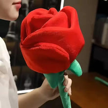 Une rose artificielle géante rouge en velours doux avec tige et feuilles vertes dans les roses artificielles géantes 85cm