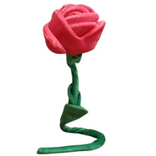 Une rose artificielle géante rose en velours avec une tige verte torsadée et une feuille dans les roses artificielles géantes 85cm