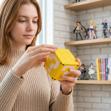 Cube rubik’s cube mario bloc point d’interrogation jaune vif avec points noirs et symboles de question blancs