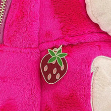 Sac à dos scolaire Toy Story avec pin émaillé rouge brillant en forme de fraise sur veste rose floue
