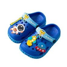 Sandales de plage enfant bleu vif en matériau eva souple avec charms colorés et le mot happy sur la bride