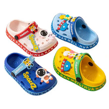 Sandales de plage enfant en matériau eva souple avec motifs astronautes colorés en rose bleu jaune et vert