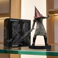 Figurine silent hill pyramid head 18 cm avec socle rond portant casque pyramid rouge et robe grise tachée de sang