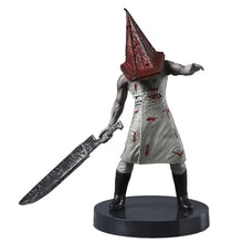 Figurine silent hill pyramid head 18 cm avec tête pyramide rouge, robe texturée grise à éclaboussures rouges, socle rond noir et grande lame