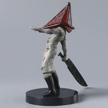 Figurine silent hill pyramid head rouge avec corps gris texturé et socle rond noir tenant un grand couteau de 18 cm