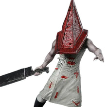 Figurine silent hill pyramid head 18 cm avec socle rond montrant un personnage avec casque pyramidal rouge et couteau