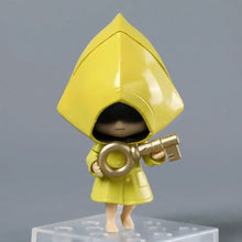 Figurine six little nightmares en imperméable jaune tenant une clé dorée hauteur 9,5 cm, détaillée et colorée