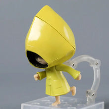 Figurine six little nightmares imperméable jaune 9,5 cm avec finition brillante et capuche intégrée
