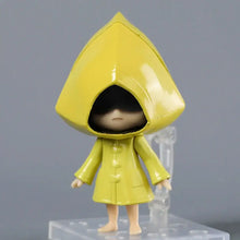 Figurine six little nightmares imperméable jaune 9,5 cm avec finition glossy et devant boutonné