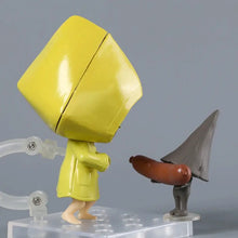 Figurine six little nightmares imperméable jaune de 9,5 cm avec capuche cubique brillante et manteau assorti