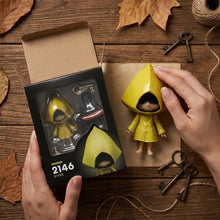 Figurine six little nightmares imperméable jaune 9,5 cm avec finition brillante et design minimaliste