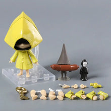Figurine six little nightmares imperméable jaune 9,5 cm avec finition brillante et capuche sur socle plastique transparent