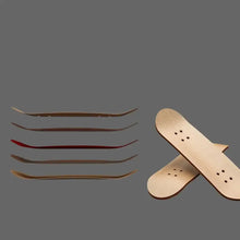 Mini skateboard de doigts en bois avec roulements en finitions naturelles et rouges pour déguisement carnaval