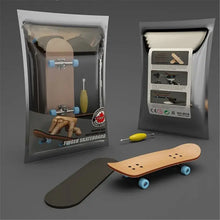 Mini skateboard de doigts en bois avec planche marron clair et roues bleues adapté pour déguisement carnaval