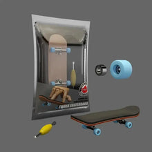 Mini skateboard de doigts en bois avec grip noir, deck beige et roues bleu clair pour déguisement carnaval