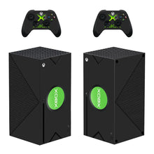 Skin xbox series x motifs gaming noir avec logos verts circulaires et manettes à accents néon lumineux