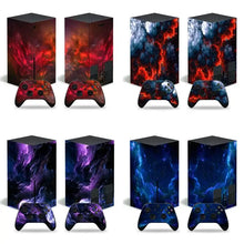 Console xbox series x et manettes avec skin xbox series motifs cosmiques colorés en rouge bleu violet et noir