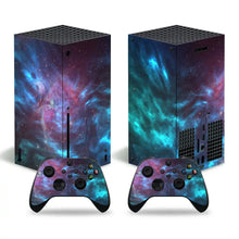 Skin xbox series x galaxy avec motifs de nébuleuse bleu, violet et rose sur console et manettes xbox series