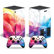 Deux consoles xbox series x avec skin xbox series coloré à motifs géométriques et manettes assorties
