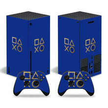 Console playstation 5 bleue avec skin xbox series x motifs décoratifs et boutons ps dorés sur les manettes
