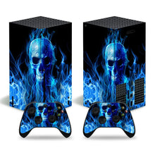 Skin xbox series x avec motifs géométriques bleu et thème crâne en flammes sur console et manettes assorties