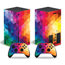 Deux consoles xbox series x et manettes avec skin xbox series motifs géométriques en dégradé arc-en-ciel multicolore