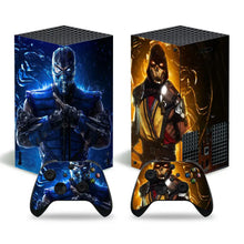 Deux consoles xbox series s avec skin xbox series motifs géométriques sub-zero bleu et scorpion or avec manettes assorties