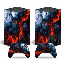 Deux xbox series x avec skin xbox series motifs graphiques flammes rouges sur nébuleuses bleues et manettes assorties