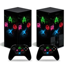 Skin xbox series x motifs graphiques avec console et manettes noires ornées de symboles néon verts rouges roses et bleus