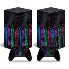 Deux xbox series x avec skin xbox series motifs graphiques néon aux symboles playstation sur fond texturé multicolore