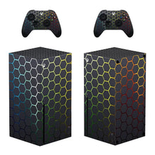 Deux xbox series x avec skin xbox series motifs gaming en dégradé arc-en-ciel hexagonal sur noir et manettes assorties