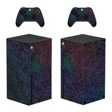 Deux xbox series x avec skin xbox series motifs gaming topographique irisé dégradé violet bleu vert pour console et manettes