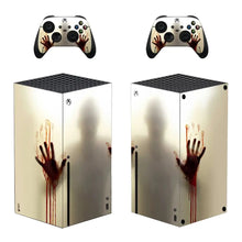 Skin xbox series x pour console et manettes avec decals sanglants inspirés de the walking dead sur console argentée